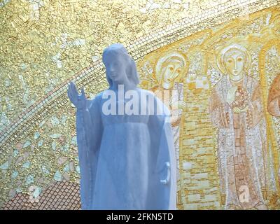 Im Inneren der Basilika da Santissima Trindade, Kirche von Fatima in der Centro Region von Portugal Stockfoto