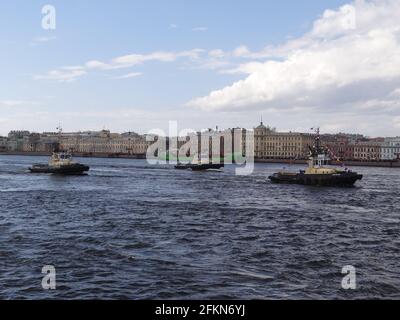 Flusskarneval, Eisbrecher, Flammenbalken und Schlepperwalzer werden die Gäste zur Eröffnung der touristischen Saison in St. Petersburg, Russland, begrüßt Stockfoto