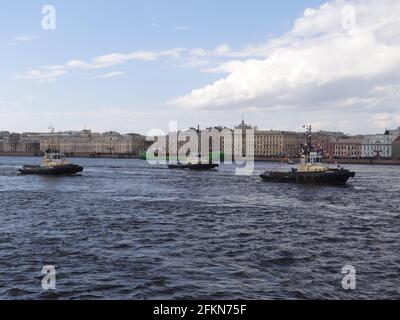 Flusskarneval, Eisbrecher, Flammenbalken und Schlepperwalzer werden die Gäste zur Eröffnung der touristischen Saison in St. Petersburg, Russland, begrüßt Stockfoto