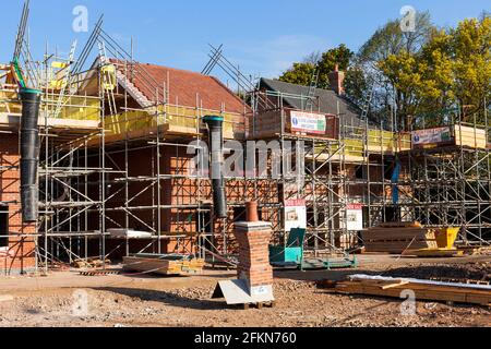 Neubau Häuser im Bau auf einem neuen Wohngebiet in Großbritannien Stockfoto