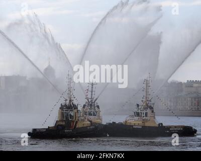 Flusskarneval, Eisbrecher, Flammenbalken und Schlepperwalzer werden die Gäste zur Eröffnung der touristischen Saison in St. Petersburg, Russland, begrüßt Stockfoto