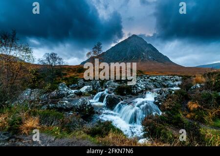 Glen Coe, Ben Etive (Schottisch-Gälisch: Buachaille Etive Mòr, was soviel bedeutet wie 'der große Hirte von Etive') Stockfoto