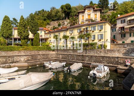 Seeufer von Colmegna mit historischer charmanter Villa am Lago Maggiore, Gemeinde Luino, Lombardei, Italien Stockfoto