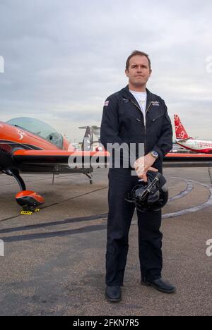 Andy bietet den Blades-Piloten an. Ehemaliger Pilot der Red Arrows, der die Southend Airshow am Southend Airport, Essex, Großbritannien, promote. Mit extra Kunstflug Flugzeug Stockfoto