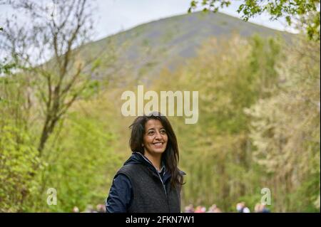 Karima Delli, Leiterin der Gewerkschaftsliste der Linken für die Regionalwahlen im Hauts de France, vor einem der Schlackenhaufen der Grube Nr. 11 - 19, Loos en Gohelle, Frankreich am 02. Mai 2021. Foto von Blanquart C/ANDBZ/ABACAPRESS.COM Stockfoto