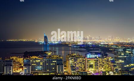 Dubai, VAE - 26. November 2020: Die Stadt und Wolkenkratzer. Das Licht in der Nacht. Die Schönheit der Dubai Marina von oben Stockfoto