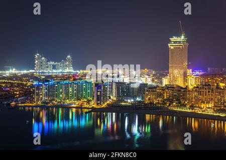 Dubai, VAE - 26. November 2020: Die Stadt und Wolkenkratzer. Das Licht in der Nacht. Die Schönheit der Dubai Marina von oben Stockfoto