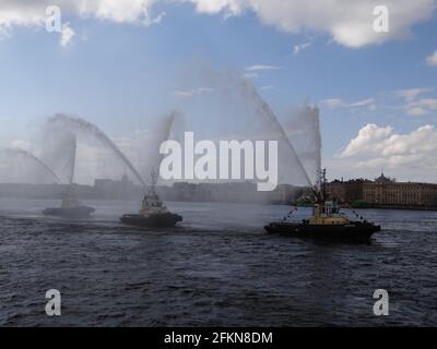 Flusskarneval, Eisbrecher, Flammenbalken und Schlepperwalzer werden die Gäste zur Eröffnung der touristischen Saison in St. Petersburg, Russland, begrüßt Stockfoto