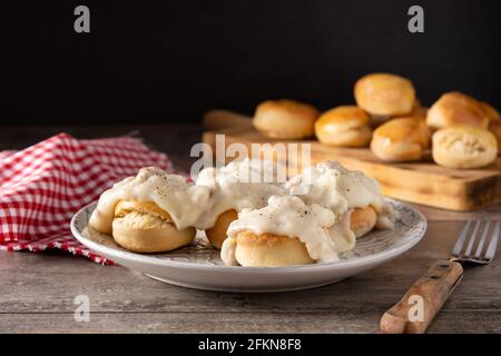 Traditionelle amerikanische Kekse und Soße zum Frühstück auf einem Holztisch Stockfoto