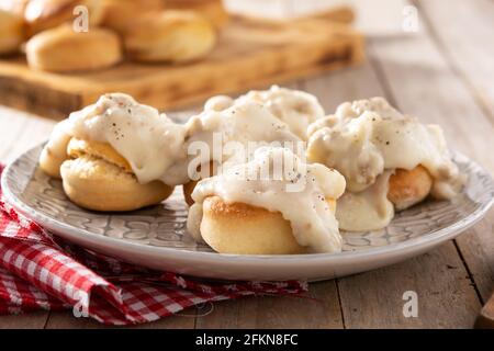 Traditionelle amerikanische Kekse und Soße zum Frühstück auf einem Holztisch Stockfoto