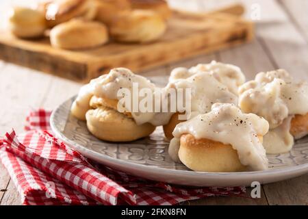 Traditionelle amerikanische Kekse und Soße zum Frühstück auf einem Holztisch Stockfoto