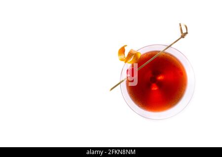 Traditioneller Manhattan Cocktail mit Kirsche isoliert auf weißem Hintergrund Stockfoto