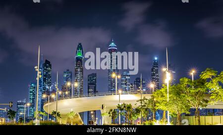 Dubai, VAE - 26. November 2020: Die Stadt und Wolkenkratzer. Das Licht in der Nacht. Die Schönheit der Dubai Marina von oben Stockfoto