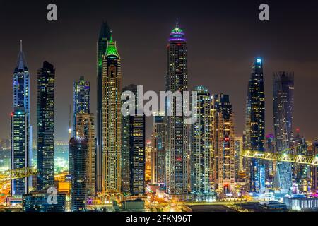 Dubai, VAE - 26. November 2020: Die Stadt und Wolkenkratzer. Das Licht in der Nacht. Die Schönheit der Dubai Marina von oben Stockfoto