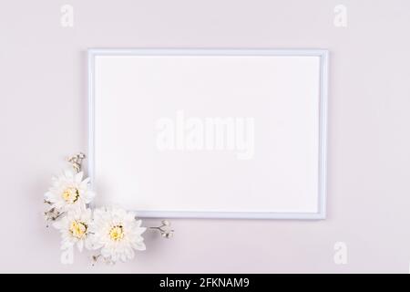 Frame-Modell mit Blumen auf grauem Hintergrund Stockfoto