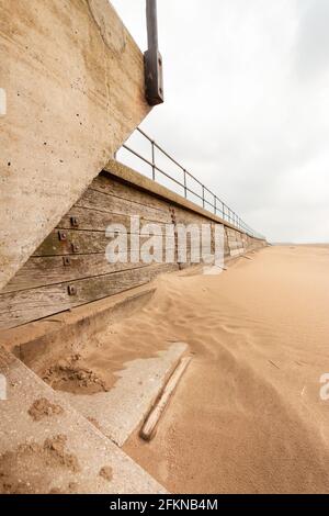 Detail der rustikalen Verteidigung und Groynes am Crosby Beach Merseyside Stockfoto