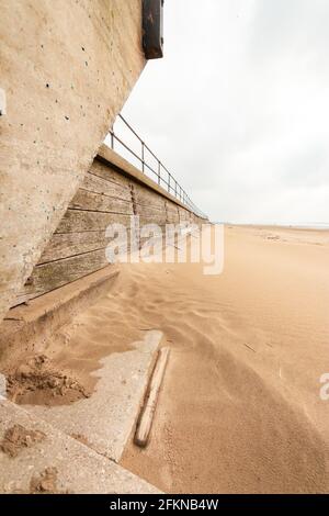 Detail der rustikalen Verteidigung und Groynes am Crosby Beach Merseyside Stockfoto