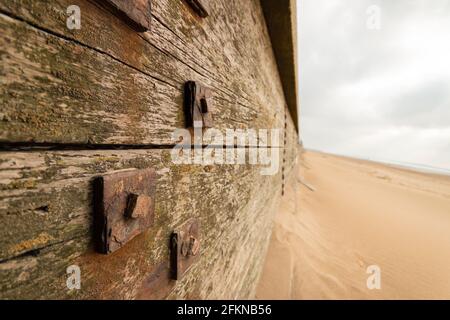 Detail der rustikalen Verteidigung und Groynes am Crosby Beach Merseyside Stockfoto