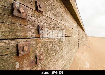 Detail der rustikalen Verteidigung und Groynes am Crosby Beach Merseyside Stockfoto