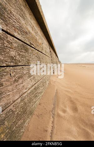 Detail der rustikalen Verteidigung und Groynes am Crosby Beach Merseyside Stockfoto