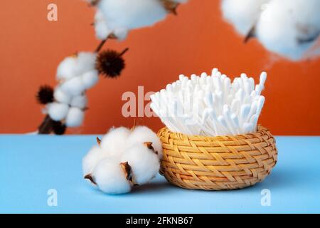 Bund Wattestäbchen in einer Schüssel auf Papierhintergrund Stockfoto