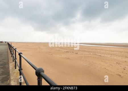 Detail der rustikalen Verteidigung und Groynes am Crosby Beach Merseyside Stockfoto