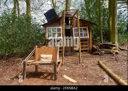 Aylesbury Valle, Buckinghamshire, Großbritannien. Mai 2021. Waldhäuser, in denen sich die Demonstranten im Wald aufhalten. Die Stille kehrte heute in den alten Wald von Jones Hill Wood zurück, da HS2 aufgrund des Feiertagswochenendes im Mai nicht mehr fällte. HS2 haben im alten Wald von Jones Hill Wood Buchen gefällt, obwohl es die Vogelnistsaison ist und seltene Barbastelle Fledermäuse bekannt sind, in den Wäldern zu brüten. Der Wald soll den lokalen Autor Roald Dahl dazu inspiriert haben, den beliebten Kinderroman, den fantastischen Mr. Fox, zu schreiben. Quelle: Maureen McLean/Alamy Stockfoto