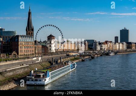 Skyline von Düsseldorf am Rhein, Mannesmannufer, Häuser am Rheinufer, Altstadt, Uferpromenade, Rhein, Düsseldorf, NRW, Deutschland, Stockfoto