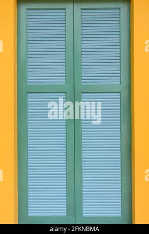 Hölzerne grüne Tür Vintage-Haus und gelbe Wand Stockfoto