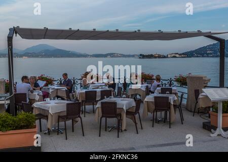 Blick auf die Borromäischen Inseln vom Restaurant in Stresa, Lago Maggiore, Piemont, Italien, Europa Stockfoto