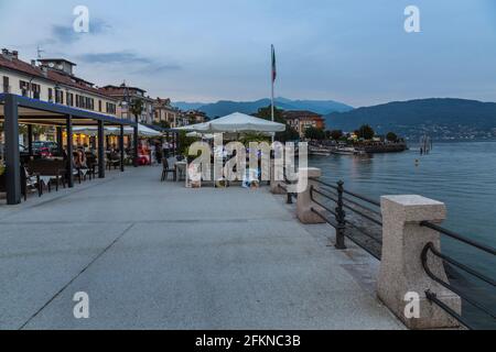 Blick auf das Restaurant am See in Stresa, Lago Maggiore, Piemont, Italien, Europa Stockfoto