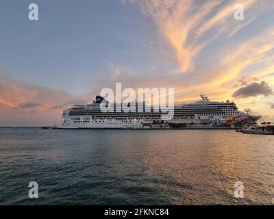 Aruba 2021. März, das Kreuzfahrtboot vertäute im Hafen von Aruba während der covid 19 Pandemien. Stockfoto