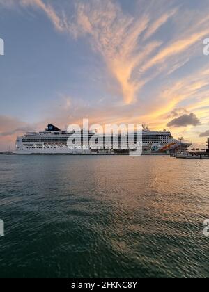 Aruba 2021. März, das Kreuzfahrtboot vertäute im Hafen von Aruba während der covid 19 Pandemien. Stockfoto