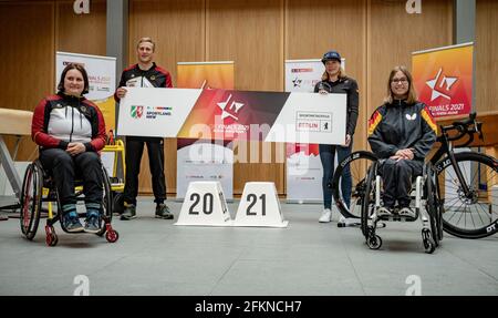 Berlin, Deutschland. Mai 2021. Die Athleten Flor Kliem (para-Bogenschütze, l-r), Max Rendschmidt (Kanu), Laura Lindemann (Triathlon) und Sandra Mikolaschek (para-Tischtennis) nahmen an der Vorstellung des Programms 'die Finale 2021' Berlin-Rhein-Ruhr Teil. In den beiden Regionen finden ab dem 3-6. Juni zahlreiche deutsche Meisterschaften im olympischen Sport statt. Quelle: Michael Kappeler/dpa/Alamy Live News Stockfoto