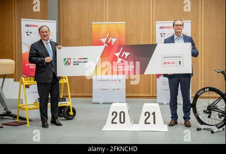 Berlin, Deutschland. Mai 2021. Neben Michael Müller (SPD, Regierender Bürgermeister von Berlin, steht Armin Laschet (CDU), Ministerpräsident von Nordrhein-Westfalen und CDU-Vorsitzender, bei der Vorstellung des Programms "das Finale 2021" Berlin-Rhein-Ruhr. In beiden Regionen finden ab dem 3-6. Juni zahlreiche Deutsche Meisterschaften im olympischen Sport statt. Quelle: Michael Kappeler/dpa/Alamy Live News Stockfoto