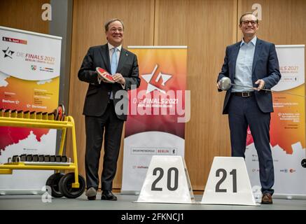 Berlin, Deutschland. Mai 2021. Neben Michael Müller (SPD, Regierender Bürgermeister von Berlin, steht Armin Laschet (l., CDU), Ministerpräsident von Nordrhein-Westfalen und CDU-Vorsitzender, bei der Vorstellung des Programms "die Finals 2021" Berlin-Rhein-Ruhr. In beiden Regionen finden ab dem 3-6. Juni zahlreiche Deutsche Meisterschaften im olympischen Sport statt. Quelle: Michael Kappeler/dpa/Alamy Live News Stockfoto