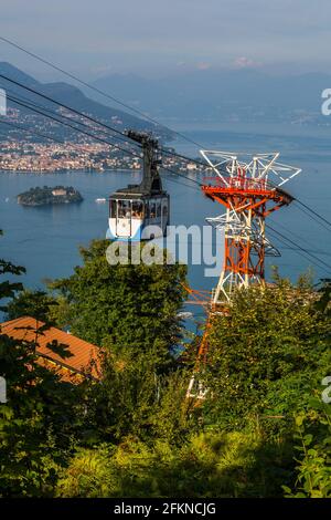 Blick auf die Seilbahn Stresa Mottarone und den Lago Maggiore von der erhöhten Position oberhalb von Stresa, Piemont, Italienische Seen, Italien, Europa Stockfoto