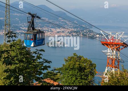 Blick auf die Seilbahn Stresa Mottarone und den Lago Maggiore von der erhöhten Position oberhalb von Stresa, Piemont, Italienische Seen, Italien, Europa Stockfoto