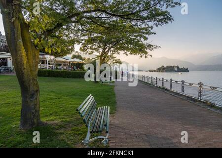 Blick auf das Seestaurant der Borromäischen Inseln in Stresa bei Sonnenuntergang, Lago Maggiore, Piemont, Italien, Europa Stockfoto