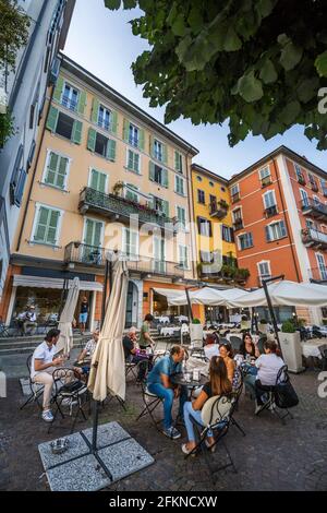 Restaurant im Freien, Intra, Verbania, Provinz Verbano-Cusio-Ossola, Lago Maggiore, Italien, Europa Stockfoto