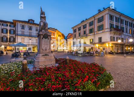 Restaurants im Freien auf der Piazza Daniele Ranzoni in der Abenddämmerung, Intra, Verbania, Provinz Verbano-Cusio-Ossola, Lago Maggiore, Italien, Europa Stockfoto