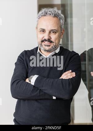 Vertikale Aufnahme eines Porträts eines selbstbewussten, reifen Geschäftsmannes Im Büro Stockfoto