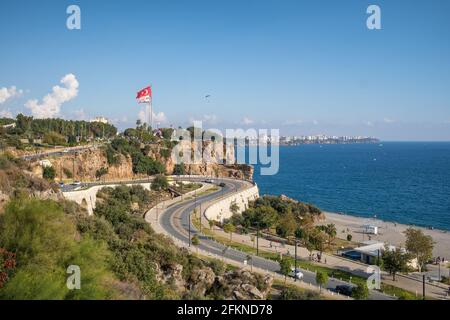 Gleitschirm fliegt über den Konyaalti Strand in Antalya, Türkei Stockfoto