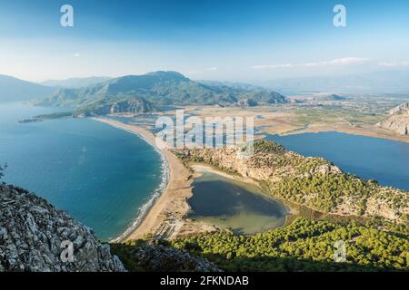 Luftaufnahme des Schildkrötenstrandes Iztuzu in der Nähe des Dorfes Dalyan, Türkei Stockfoto