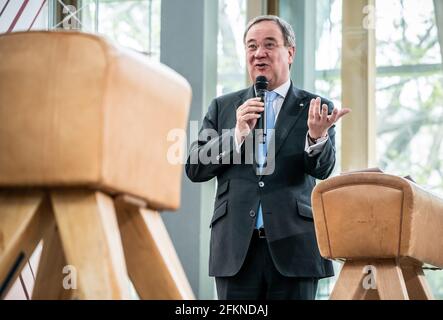 Berlin, Deutschland. Mai 2021. Armin Laschet (CDU), Ministerpräsident von Nordrhein-Westfalen und CDU-Vorsitzender, spricht bei der Vorstellung des Programms "die Finals 2021" Berlin-Rhein-Ruhr. In den beiden Regionen finden ab dem 3-6. Juni zahlreiche deutsche Meisterschaften im olympischen Sport statt. Quelle: Michael Kappeler/dpa/Alamy Live News Stockfoto