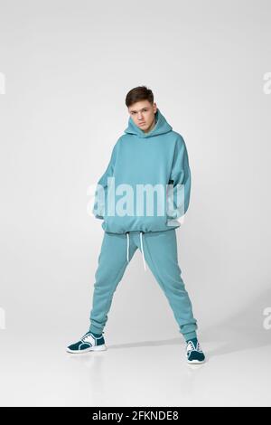 Schöner Mann mit stilvollem, blanken Hoodie oder Sweatshirt Stockfoto