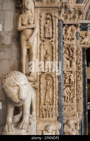 Detail des Radovan-Portals der St. Lawrence Kathedrale in Trogir, Kroatien. Stockfoto