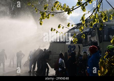 Brüssel, Belgien. Mai 2021. Die Polizei setzt Tränengas und eine Wasserkanone ein, um Sammler im Park Bois de la Cambre während einer Party namens „La Boum 2“ am Samstag, 1. Mai 2021 in Brüssel zu zerstreuen. Die Polizei setzte am Samstag zusätzliche Patrouillen ein, um die Versammlung zu überwachen, die unter Missachtung der aktuellen belgischen COVID-19-Vorschriften stattfindet. Kredit: Petr Kupec/CTK Foto/Alamy Live Nachrichten Stockfoto