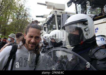 Brüssel, Belgien. Mai 2021. Die Polizei setzt Tränengas und eine Wasserkanone ein, um Sammler im Park Bois de la Cambre während einer Party namens „La Boum 2“ am Samstag, 1. Mai 2021 in Brüssel zu zerstreuen. Die Polizei setzte am Samstag zusätzliche Patrouillen ein, um die Versammlung zu überwachen, die unter Missachtung der aktuellen belgischen COVID-19-Vorschriften stattfindet. Kredit: Petr Kupec/CTK Foto/Alamy Live Nachrichten Stockfoto