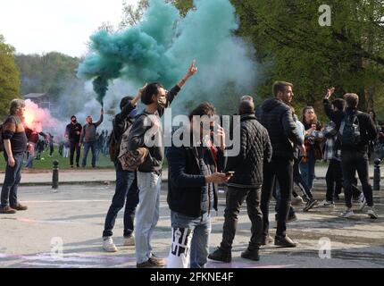 Brüssel, Belgien. Mai 2021. Die Polizei setzt Tränengas und eine Wasserkanone ein, um Sammler im Park Bois de la Cambre während einer Party namens „La Boum 2“ am Samstag, 1. Mai 2021 in Brüssel zu zerstreuen. Die Polizei setzte am Samstag zusätzliche Patrouillen ein, um die Versammlung zu überwachen, die unter Missachtung der aktuellen belgischen COVID-19-Vorschriften stattfindet. Kredit: Petr Kupec/CTK Foto/Alamy Live Nachrichten Stockfoto